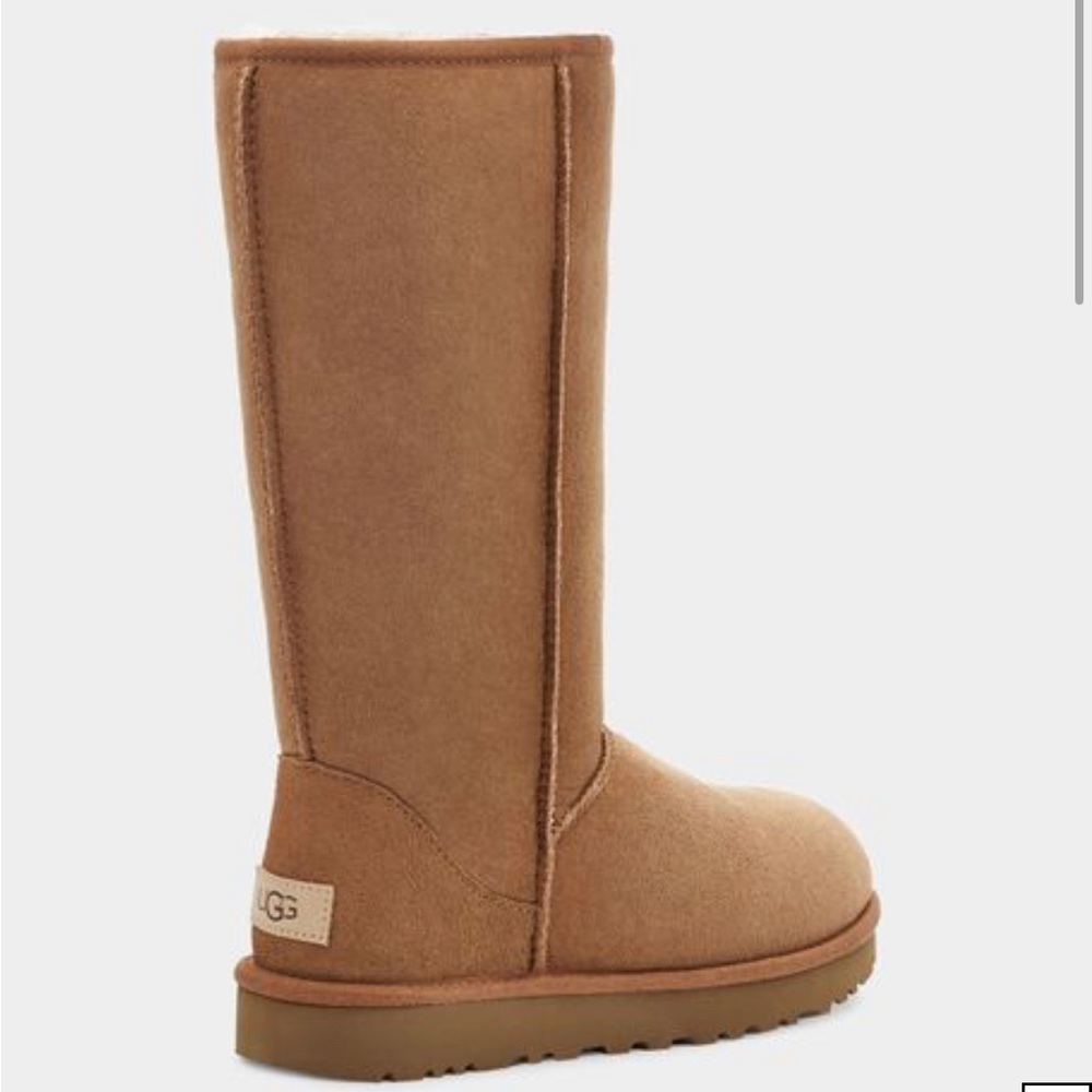 UGG Boots classic tall II in color chestnut size 10